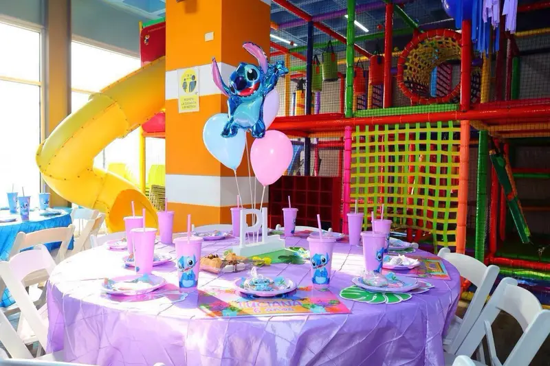 Mesa montada para la fiesta